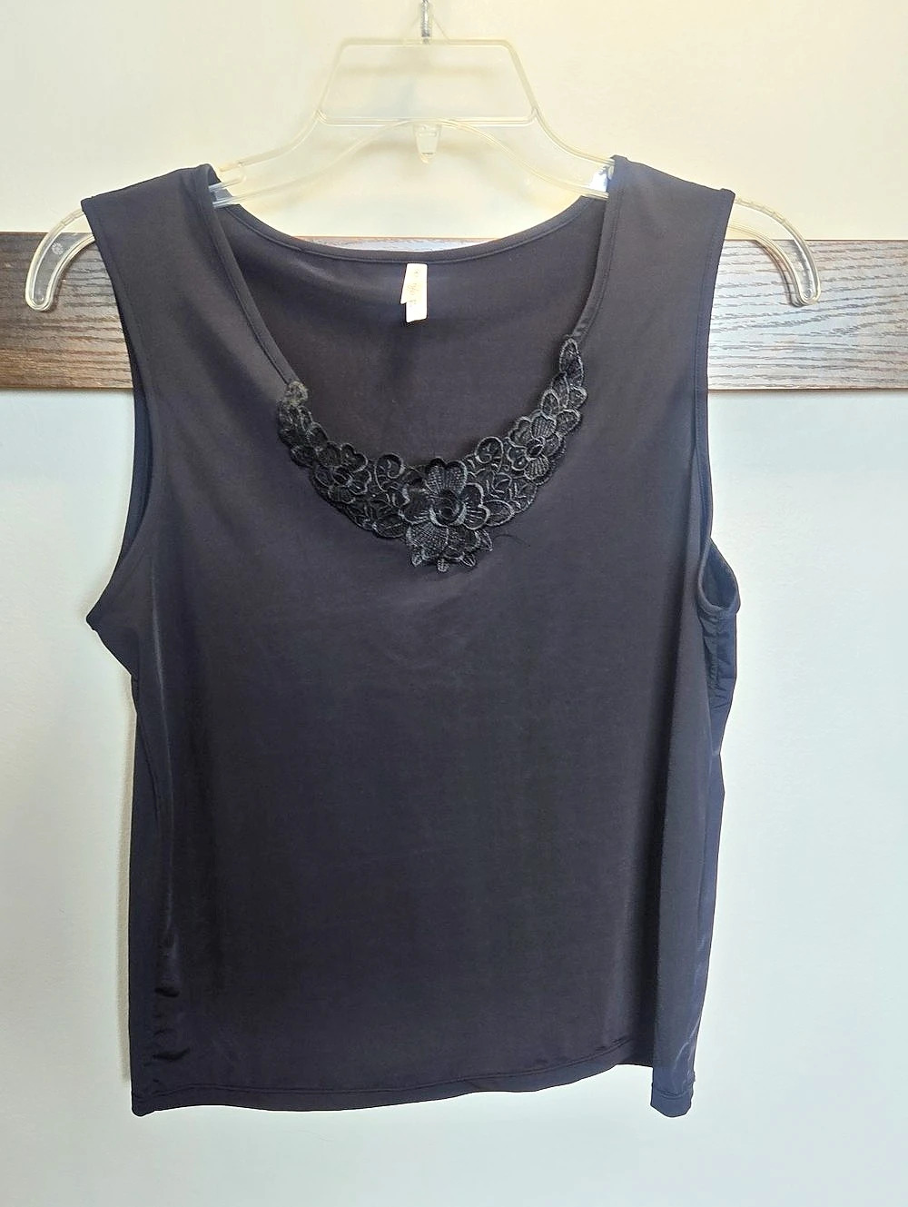 Vanni Fair Black Embellished Neckline Size Large Like New